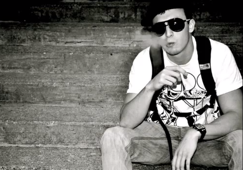 I Need A Dollar – Chris Webby Feat. Mac Miller